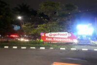Papan reklame Gojek ilegal yang terpasang di Taman Jalan Hertasning