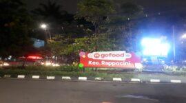 Papan reklame Gojek ilegal yang terpasang di Taman Jalan Hertasning
