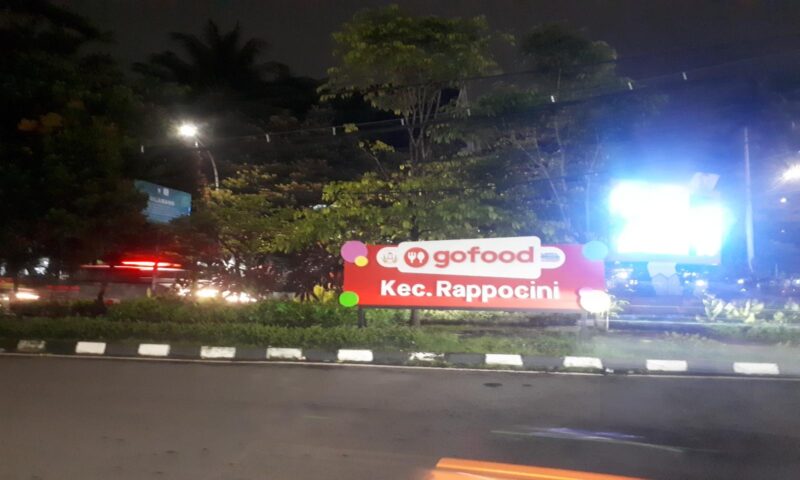 Papan reklame Gojek ilegal yang terpasang di Taman Jalan Hertasning