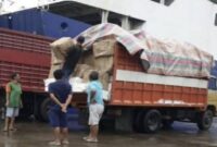 Bongkar muat barang produk asal Malaysia di Pelabuhan Nusantara, Kota Parepare