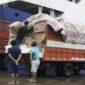 Bongkar muat barang produk asal Malaysia di Pelabuhan Nusantara, Kota Parepare