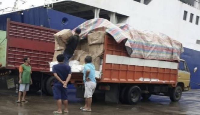 Bongkar muat barang produk asal Malaysia di Pelabuhan Nusantara, Kota Parepare