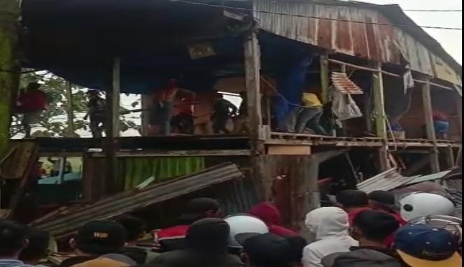 Rumah pelaku penculikan dan pembunuhan sadis dihancurkan warga (Foto/Istimewa)