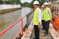 Jokowi saat meninjau sodetan Sungai Ciliwung (Foto : Biro Pers Istana Kepresidenan)