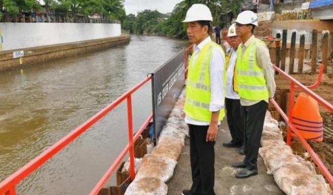 Jokowi saat meninjau sodetan Sungai Ciliwung (Foto : Biro Pers Istana Kepresidenan)
