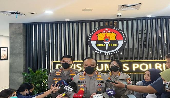 Kepala Divisi Humas Polri Irjen Dedi Prasetyo saat memberikan keterangan pers