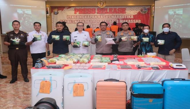 Kapolda Sulsel saat konferensi pers di Polrestabes Makassar, Kamis, (12/01/2023)