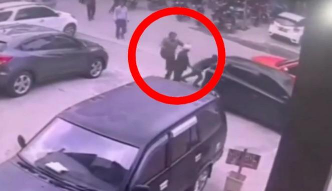 Screenshot Video Anak Anggota DPRD Wajo tendang dan pukul jukir