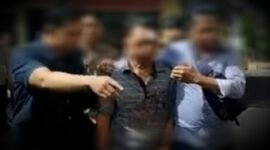Pelaku (tengah) digelandang polisi usai babak belur (Foto Istimewa)