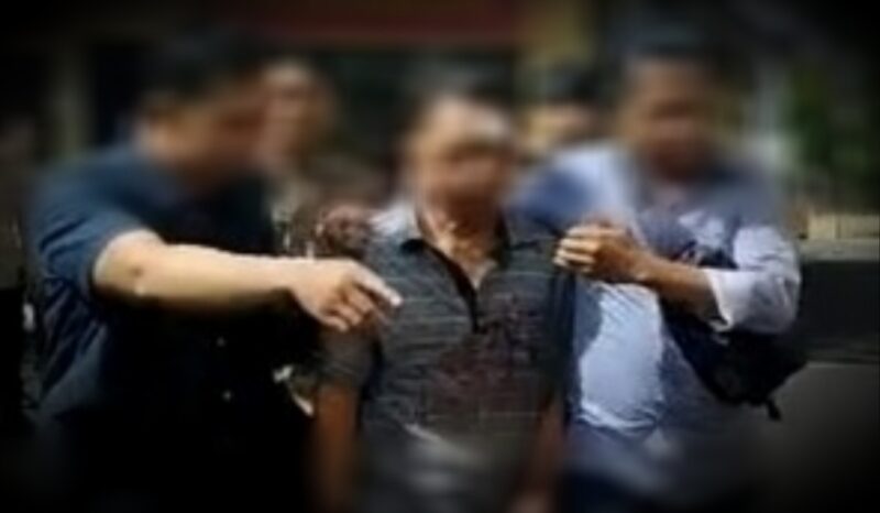 Pelaku (tengah) digelandang polisi usai babak belur (Foto Istimewa)
