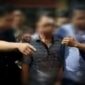 Pelaku (tengah) digelandang polisi usai babak belur (Foto Istimewa)