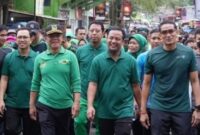 Sandiaga Uno didampingi Gubernur Sulsel Andi Sudirman Sulaiman dan Pengurus PPP Amir Uskara saat jalan santai di Malino, Gowa, Sulsel (Foto Istimewa)