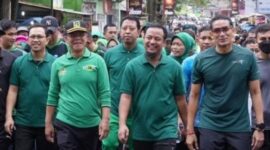Sandiaga Uno didampingi Gubernur Sulsel Andi Sudirman Sulaiman dan Pengurus PPP Amir Uskara saat jalan santai di Malino, Gowa, Sulsel (Foto Istimewa)