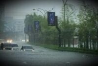 Sejumlah mobil terlihat menerobos banjir di wilayah pelabuhan Nusantara Makassar
