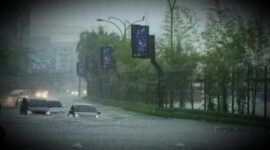 Sejumlah mobil terlihat menerobos banjir di wilayah pelabuhan Nusantara Makassar