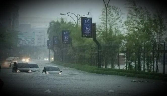 Sejumlah mobil terlihat menerobos banjir di wilayah pelabuhan Nusantara Makassar