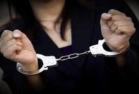 Tengah Asyik Nyabu, Janda Montok Nangis Dicokok Polisi