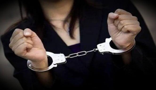 Tengah Asyik Nyabu, Janda Montok Nangis Dicokok Polisi