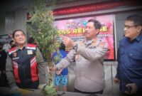 Kapolda Sulsel Irjen Nana Sudjana saat rilis kasus temuan ladang ganja. (Foto Humas)