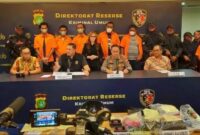 Polda Metro Jaya menggelar konferensi pers terkait penangkapan debt collector yang membentak polisi di Jakarta