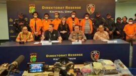 Polda Metro Jaya menggelar konferensi pers terkait penangkapan debt collector yang membentak polisi di Jakarta