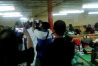 Sejumlah penumpang dan pedagang menerobos masuk di kelas ekonomi yang beralih fungsi jadi gudang di Kapal Pelni KM Labobar trayek Surabaya - Papua (Foto Bachtiar)