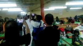 Sejumlah penumpang dan pedagang menerobos masuk di kelas ekonomi yang beralih fungsi jadi gudang di Kapal Pelni KM Labobar trayek Surabaya - Papua (Foto Bachtiar)