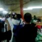 Sejumlah penumpang dan pedagang menerobos masuk di kelas ekonomi yang beralih fungsi jadi gudang di Kapal Pelni KM Labobar trayek Surabaya - Papua (Foto Bachtiar)