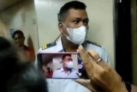 Mualim II KM Labobar saat dimintai keterangan oleh wartawan malah memilih kabur tanpa memberikan jawaban terkait pungli, kamar ABK yang disewakan dan kelas ekonomi yang beralih fungsi menjadi gudang di kapal tersebut (Foto Bachtiar)