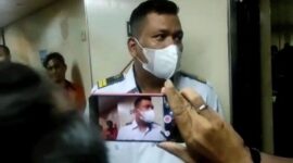 Mualim II KM Labobar saat dimintai keterangan oleh wartawan malah memilih kabur tanpa memberikan jawaban terkait pungli, kamar ABK yang disewakan dan kelas ekonomi yang beralih fungsi menjadi gudang di kapal tersebut (Foto Bachtiar)