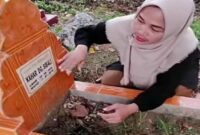 Ernawati di pemakaman alhmarhum kakak kandungnya Kaharuddin Daeng Sibali 