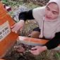 Ernawati di pemakaman alhmarhum kakak kandungnya Kaharuddin Daeng Sibali 