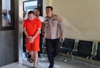 Wahyu Kenzo memakan baju tahanan di Polda Jatim.