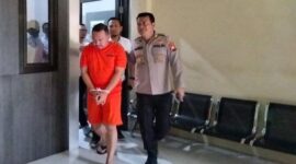 Wahyu Kenzo memakan baju tahanan di Polda Jatim.