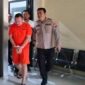 Wahyu Kenzo memakan baju tahanan di Polda Jatim.