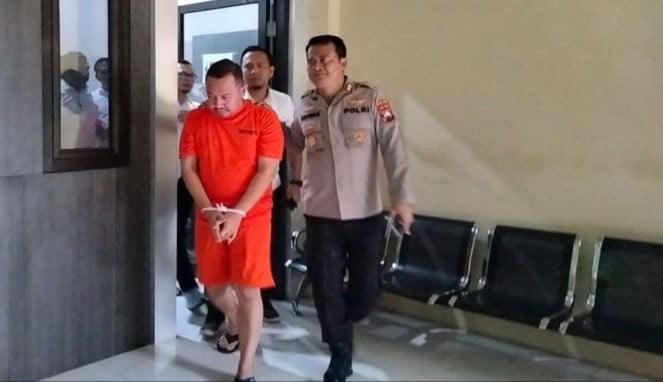 Wahyu Kenzo memakan baju tahanan di Polda Jatim.