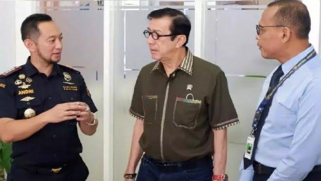 Kepala Kantor Bea Cukai Makassar Andhi Pramono (kiri) (Foto Istimewa)