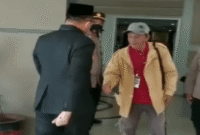 Screenshot video viral, Ketua DPRD Lutim Aripin menolak jabat tangan dengan warga