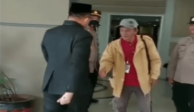 Screenshot video viral, Ketua DPRD Lutim Aripin menolak jabat tangan dengan warga