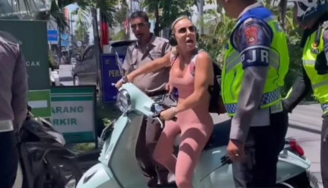 Screenshot video bule menolak ditilang