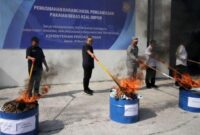 Pemusnahan pakaian bekas di salah satu gudang di Sidoarjo, Jawa Timur, (Foto ANTARA/Marul)