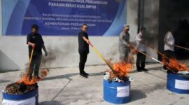 Pemusnahan pakaian bekas di salah satu gudang di Sidoarjo, Jawa Timur,  (Foto ANTARA/Marul)