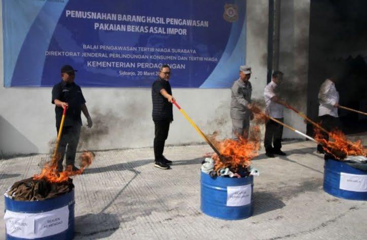 Pemusnahan pakaian bekas di salah satu gudang di Sidoarjo, Jawa Timur,  (Foto ANTARA/Marul)