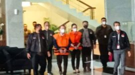 Bupati Kapuas, Ben Brahim S Bahat (BBSB) dan istrinya, Ary Egahni (AE) pakai rompi oranye. Foto/MPI