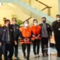 Bupati Kapuas, Ben Brahim S Bahat (BBSB) dan istrinya, Ary Egahni (AE) pakai rompi oranye. Foto/MPI