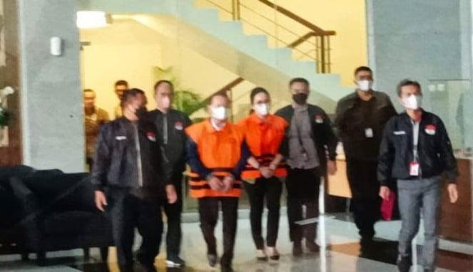 Bupati Kapuas, Ben Brahim S Bahat (BBSB) dan istrinya, Ary Egahni (AE) pakai rompi oranye. Foto/MPI