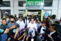 Jokowi menyampaikan keterangan kepada awak media usai mengecek harga kebutuhan pokok di Pasar Tramo, Kabupaten Maros, (Foto: BPMI Setpres/Muchlis Jr)