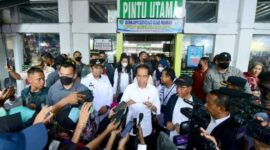 Jokowi menyampaikan keterangan kepada awak media usai mengecek harga kebutuhan pokok di Pasar Tramo, Kabupaten Maros,  (Foto: BPMI Setpres/Muchlis Jr)