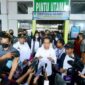 Jokowi menyampaikan keterangan kepada awak media usai mengecek harga kebutuhan pokok di Pasar Tramo, Kabupaten Maros,  (Foto: BPMI Setpres/Muchlis Jr)