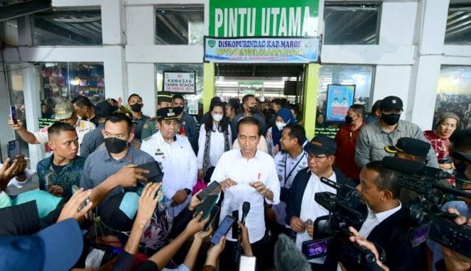 Jokowi menyampaikan keterangan kepada awak media usai mengecek harga kebutuhan pokok di Pasar Tramo, Kabupaten Maros, (Foto: BPMI Setpres/Muchlis Jr)